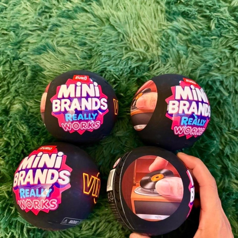 4 ZURU Mini Brands Really Works Vinyl Capsule Ball